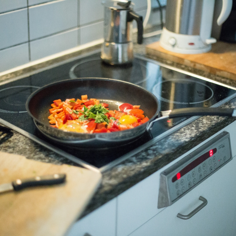 Which is Better: Electric Kettle or Induction Stove?